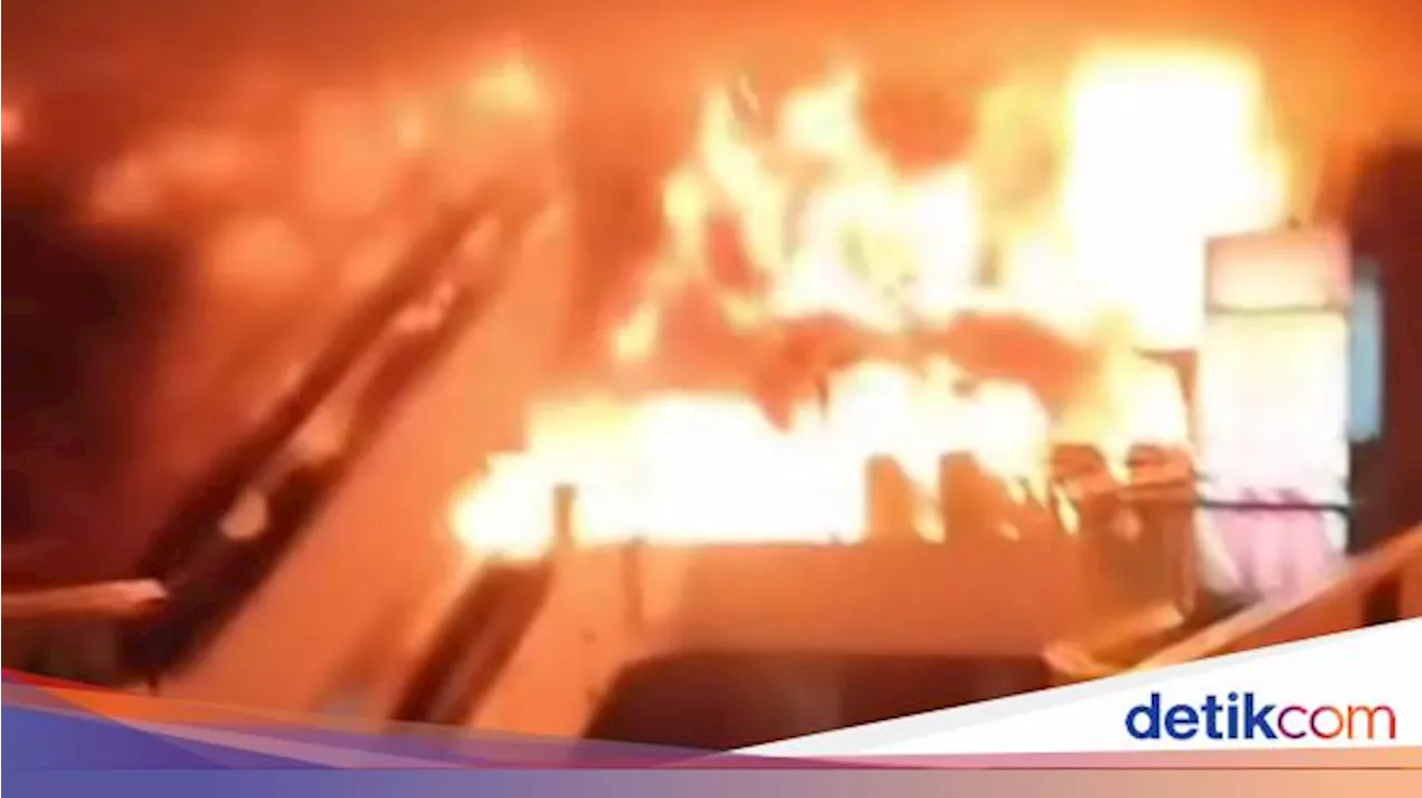 Lagi Kebakaran Hebat Diduga karena Korsleting Listrik, Kali Ini Mal di Jakbar