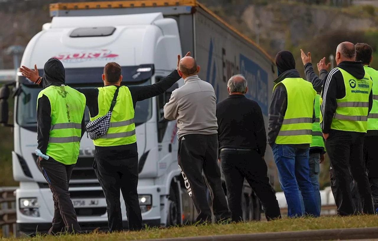 CCOO y UGT convocan huelgas en transporte por carretera