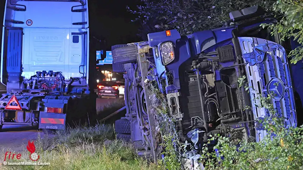 Oö: Abschleppmanöver missglückt → Lkw-Zugmaschine auf Westautobahn in Pucking umgestürzt