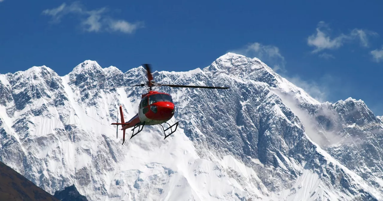 Helikopter-Taxis fliegen reiche Touris vom Mount Everest ins Tal