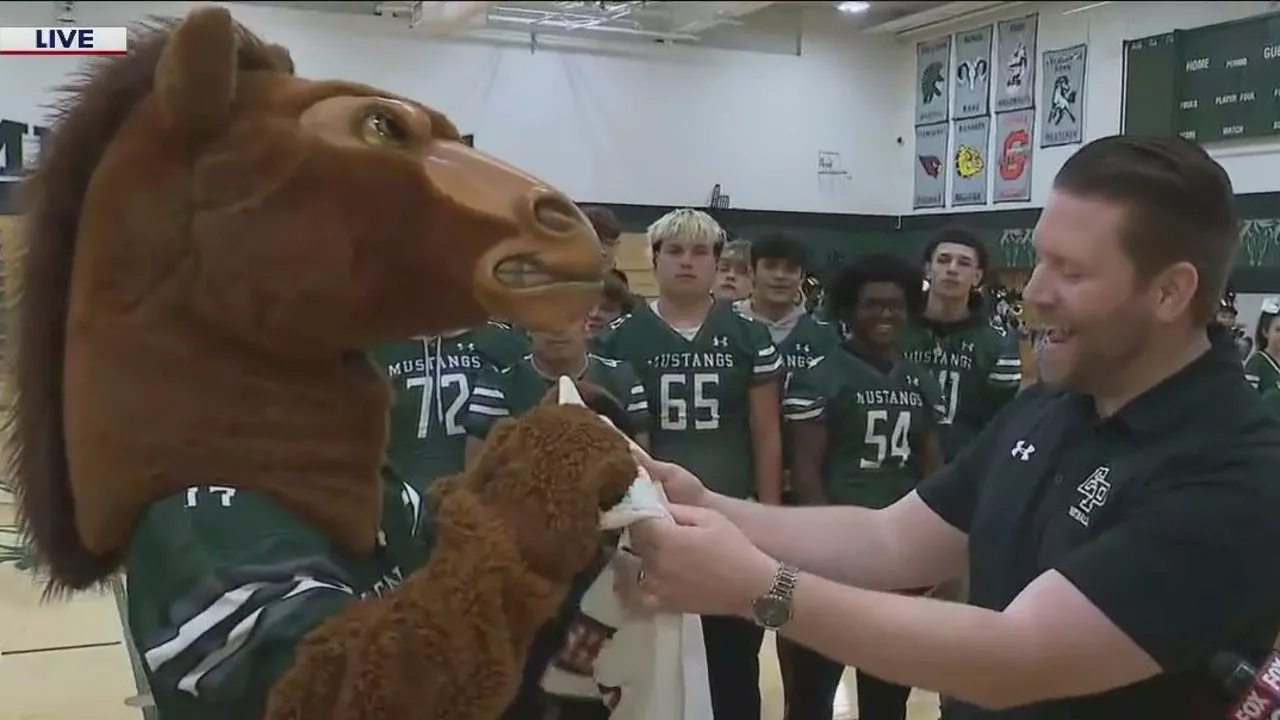 Evergreen Park High School shines during Orange Friday pep rally ahead of homecoming game