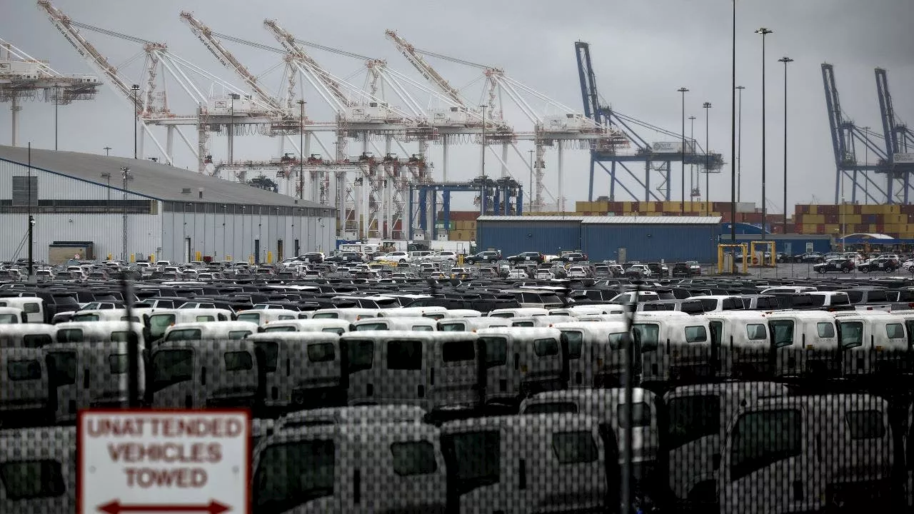 Dockworkers' union reaches tentative agreement, will suspend port strike until January