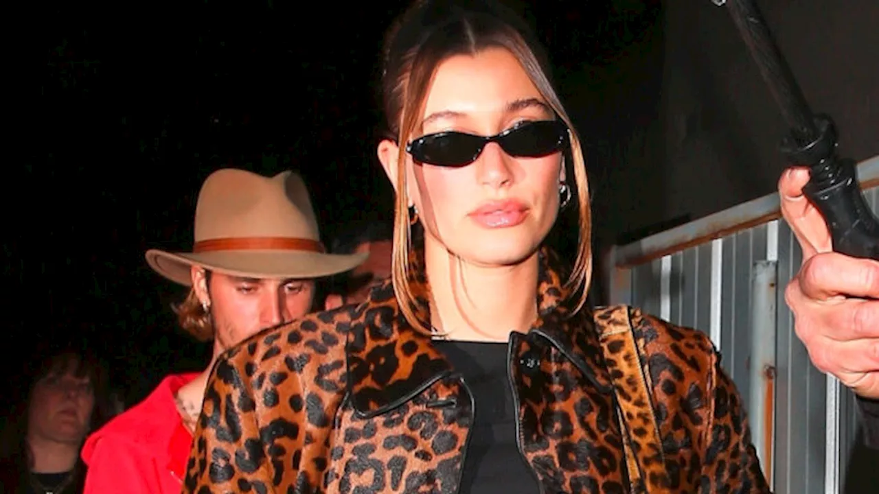 Hailey Bieber: look animalier e maglia intimissimi