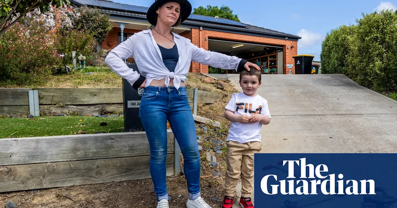 Single parents struggle to find rentals in tight Victorian market