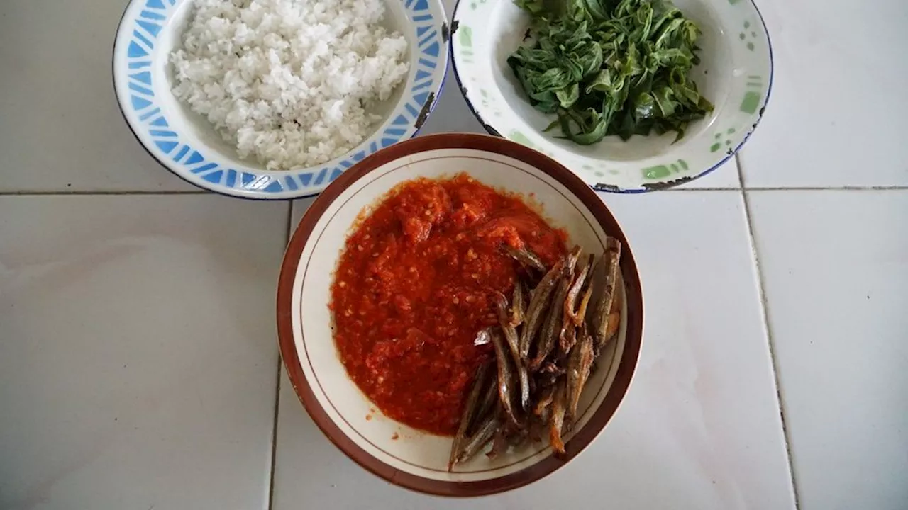 Merah Menyala Sambalado Uwok, Makan Pun ”Batambuah-tambuah”