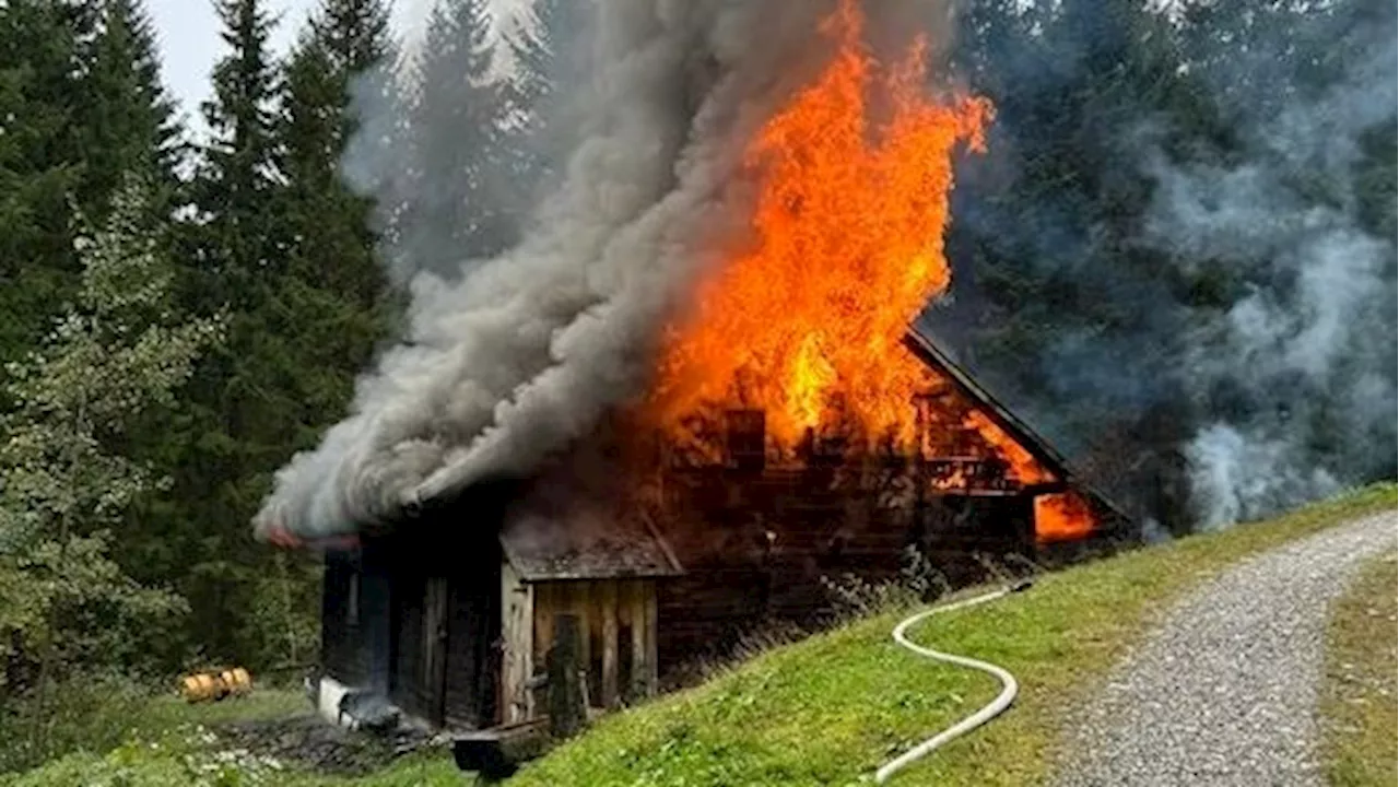  Almhütte in Vollbrand – Einsatzkräfte finden Toten