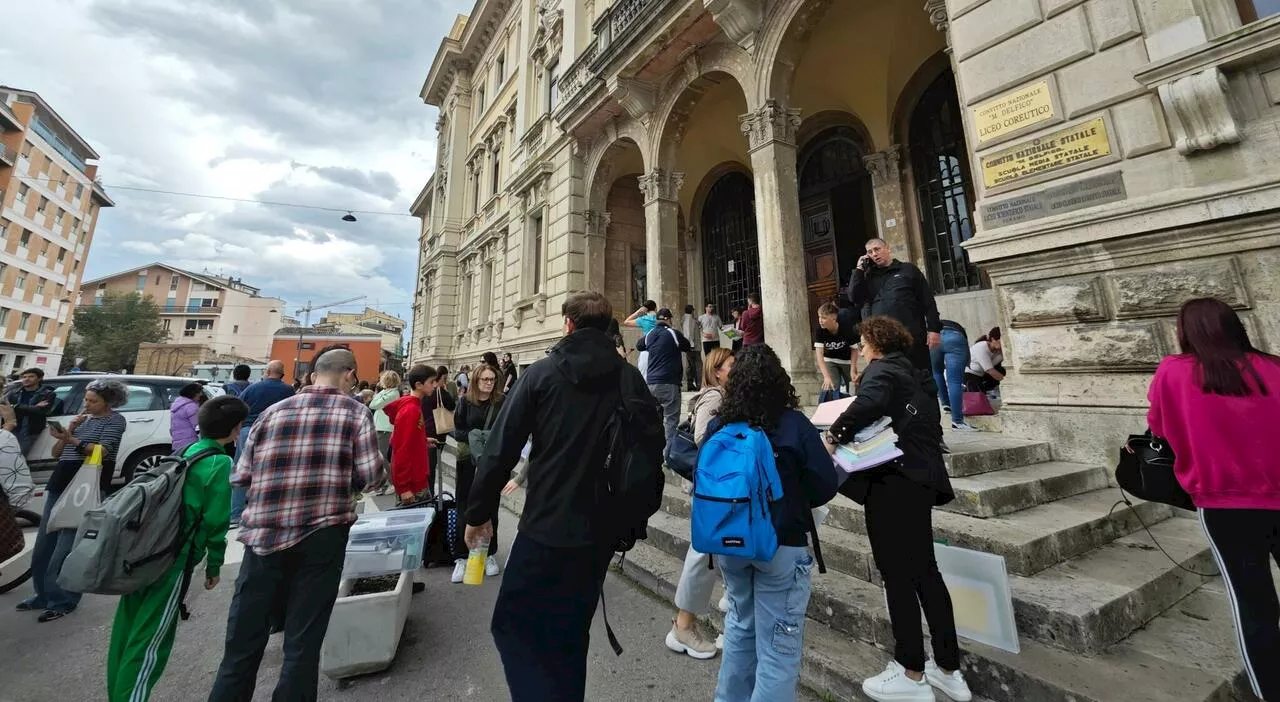 “Delfico” sotto sequestro: 1.200 alunni senza classi. Il tribunale: «Sisma, pericolo di crollo»