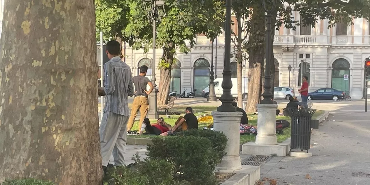 A Trieste i migranti continuano a dormire per strada