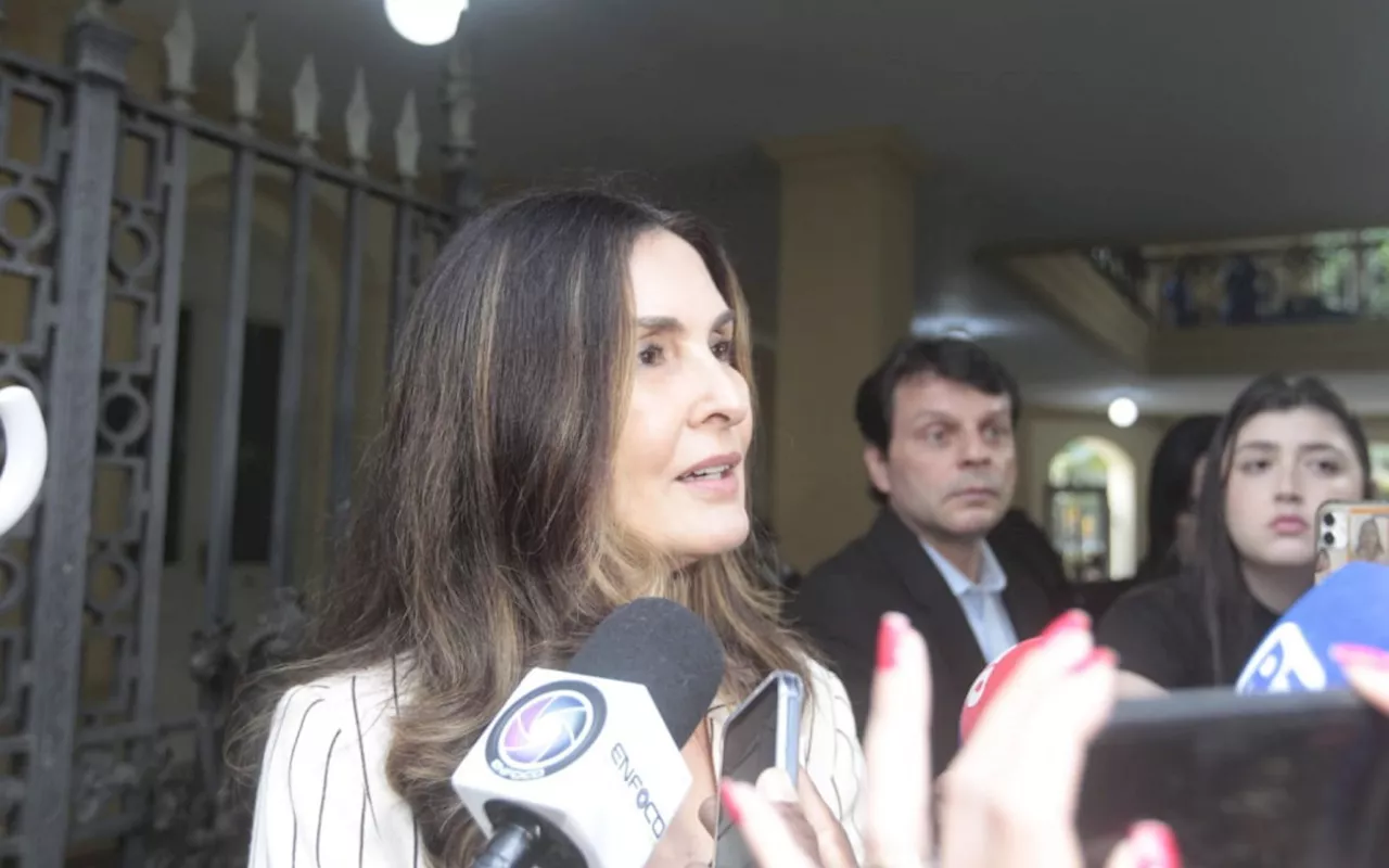 Fátima Bernardes se emociona no velório de Cid Moreira: 'Um exemplo'