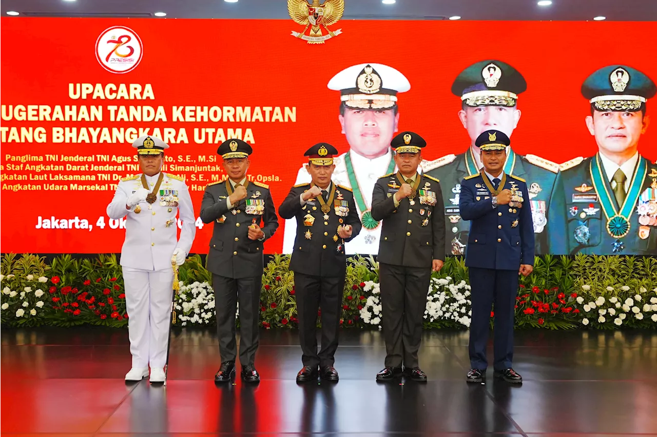 Kapolri Sematkan Bintang Bhayangkara Utama ke Panglima dan 3 Kepala Staf TNI