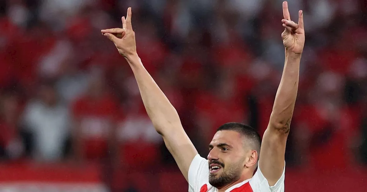 Demiral bekommt in der Türkei ein Denkmal mit dem Wolfsgruß