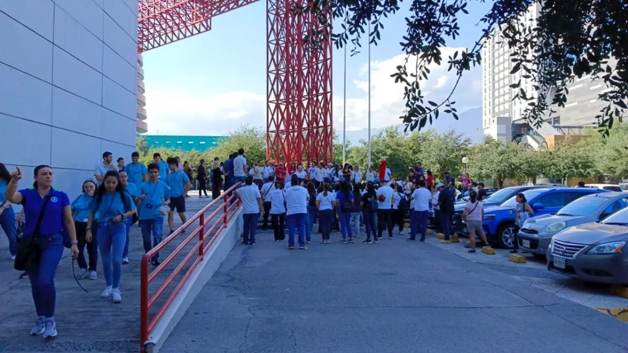 Trabajadores del Poder Judicial protestan en Feria del Libro en Monterrey