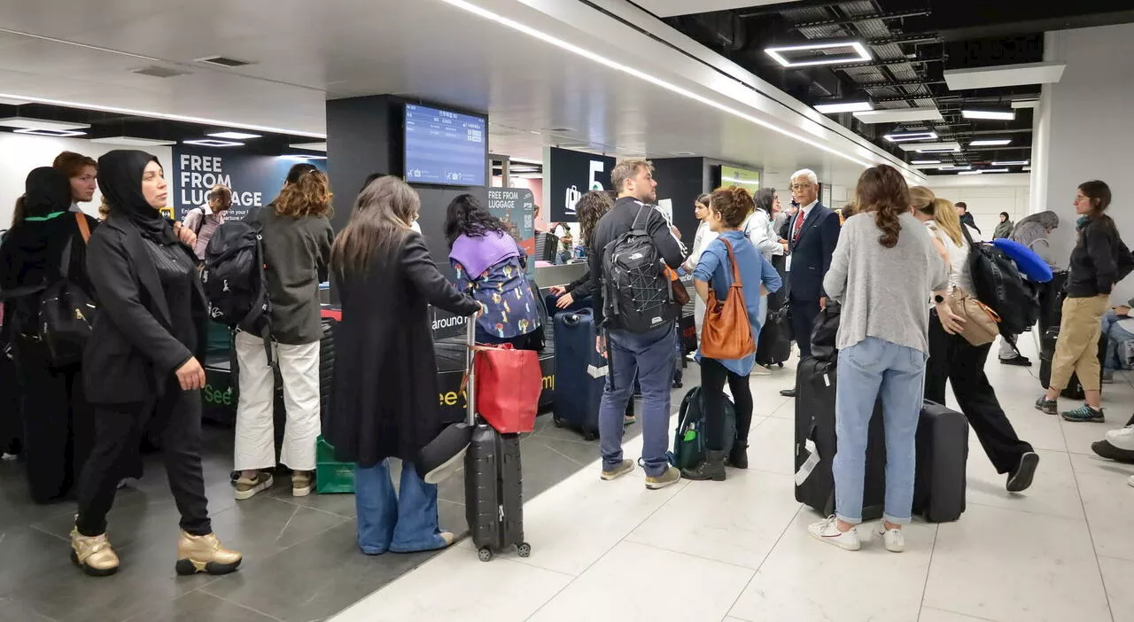 Libano, gli italiani rientrati a Roma: «Molta paura ma ora felici di essere qui». Nuovi raid israeliani, obiet