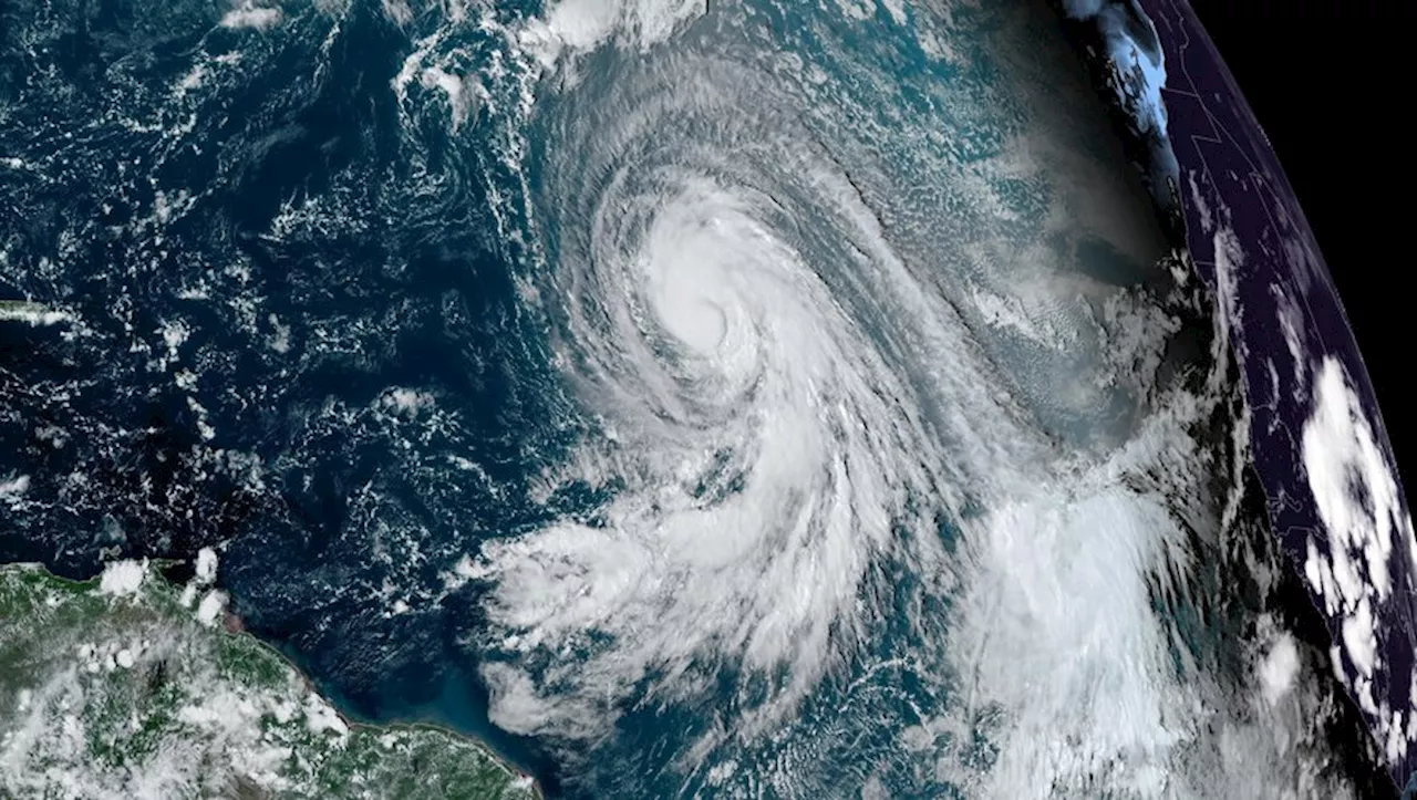 Vent à plus de 120 km/h, fortes pluies : l’ouragan Kirk progresse, à quoi faut-il s’attendre en France dans le