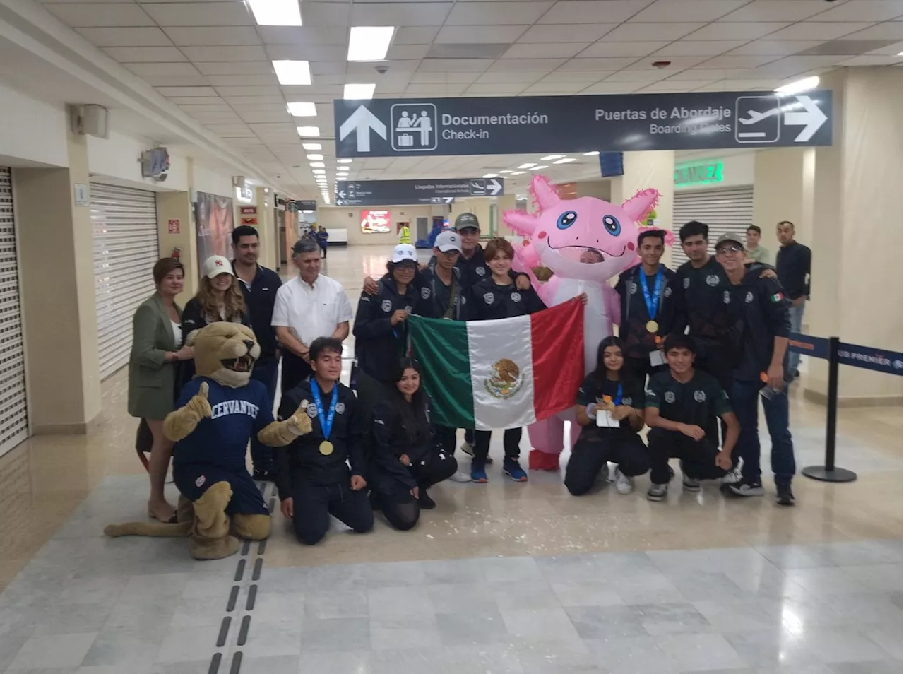 Con mariachi reciben al Team México que ganó medalla de oro en mundial de robótica