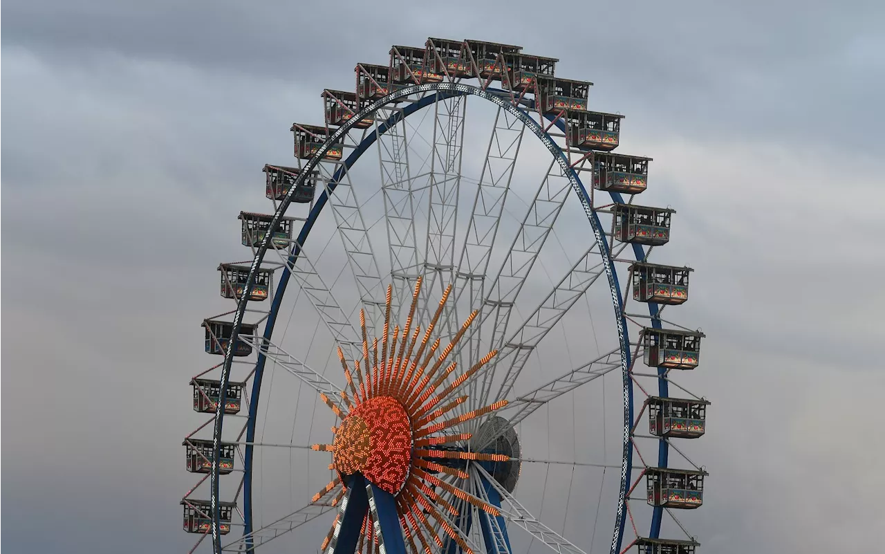 189. Münchner Oktoberfest - Das Wetter schwächelt: Grauer Himmel über dem Oktoberfest