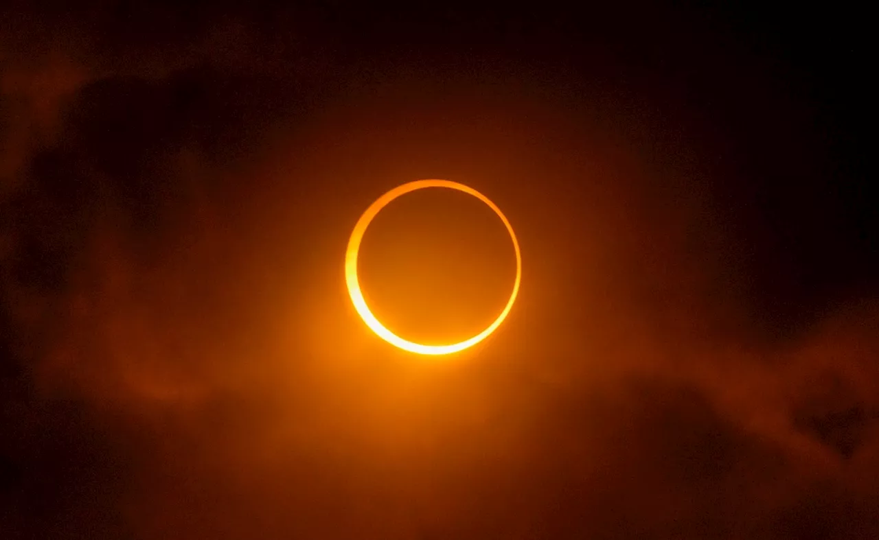 Solar Eclipse 2024: साल के आखिरी सूर्य ग्रहण के दौरान आसमान में दिखा रोशनी का चमकीला छल्ला, देखिए फोटोज