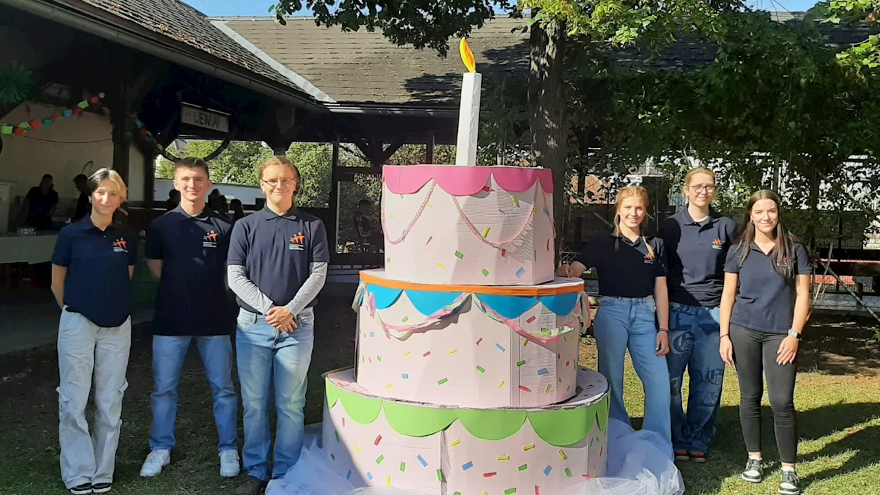 Happy Birthday! Achtklässler gestalteten Schulfest zum 50er