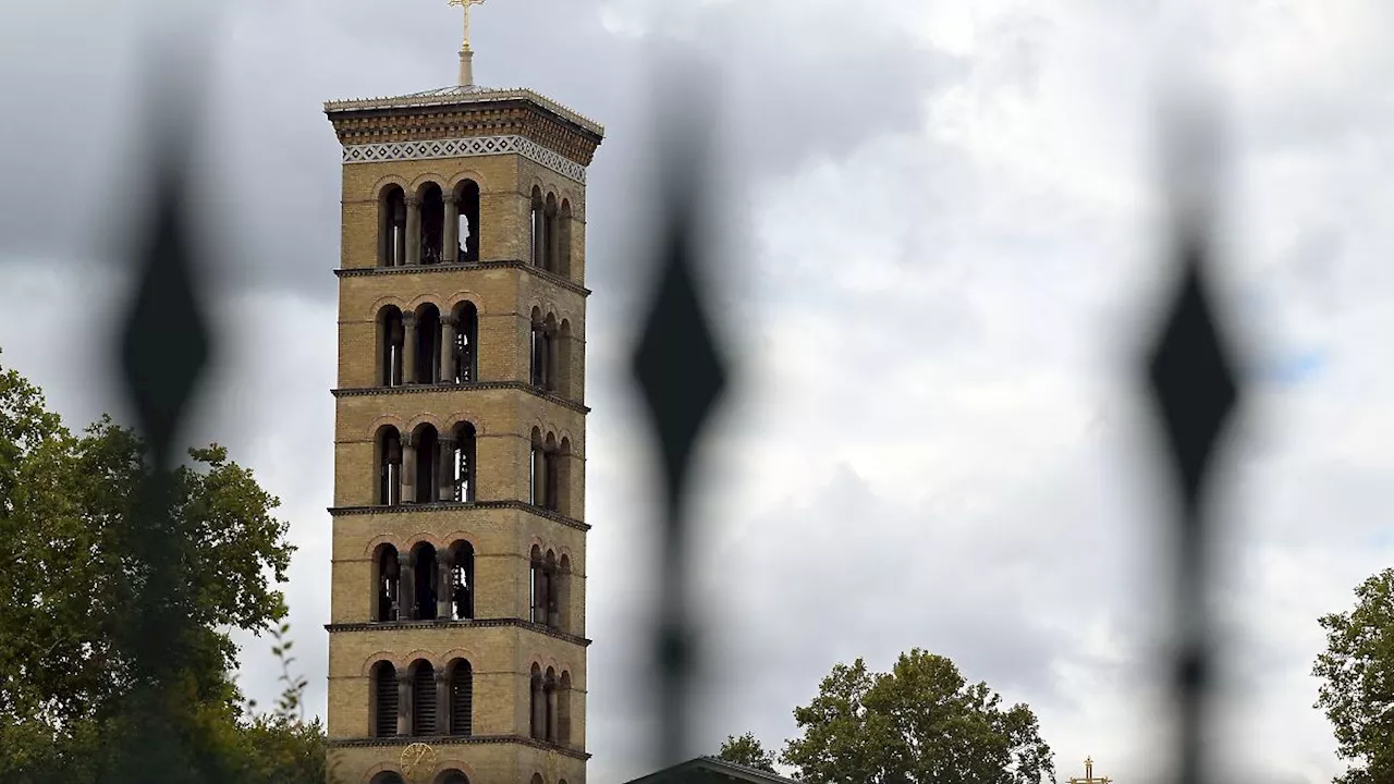 Berlin & Brandenburg: Glockenturm der Friedenskirche im Park Sanssouci gerettet