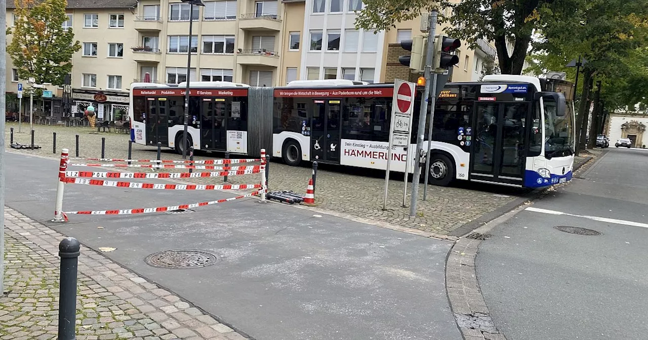 Angetrunkener Fahrer beschädigt Poller und bleibt in Paderborner Parkhaus stecken