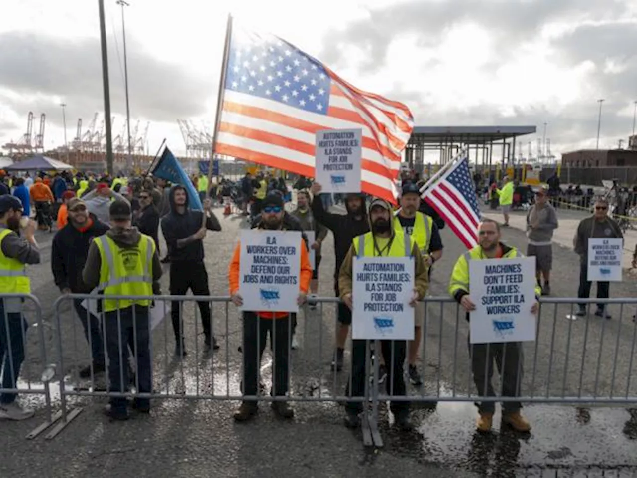 El acuerdo preliminar que terminaría la huelga de estibadores en Estados Unidos