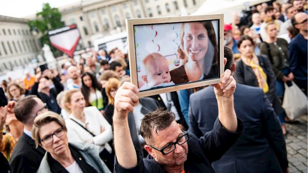 Ein Jahr nach Angriff auf Israel - Proteste, Demonstrationen und Mahnwachen in Berlin