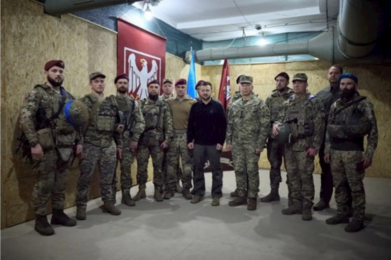 Ukraine : Zelensky auprès des soldats combattant dans la région russe de Koursk