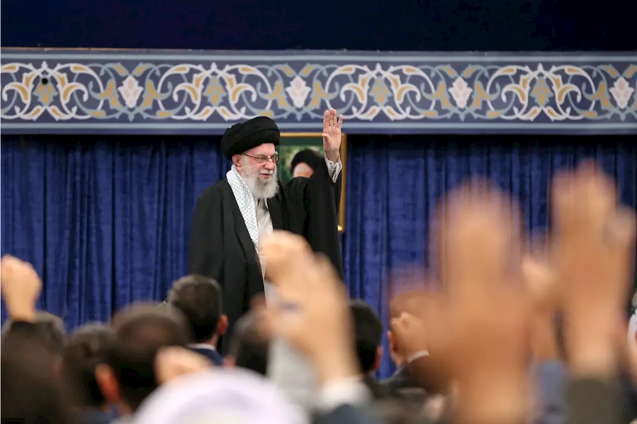 Líder supremo do Irão dirige oração coletiva em homenagem ao líder do Hezbollah assassinado