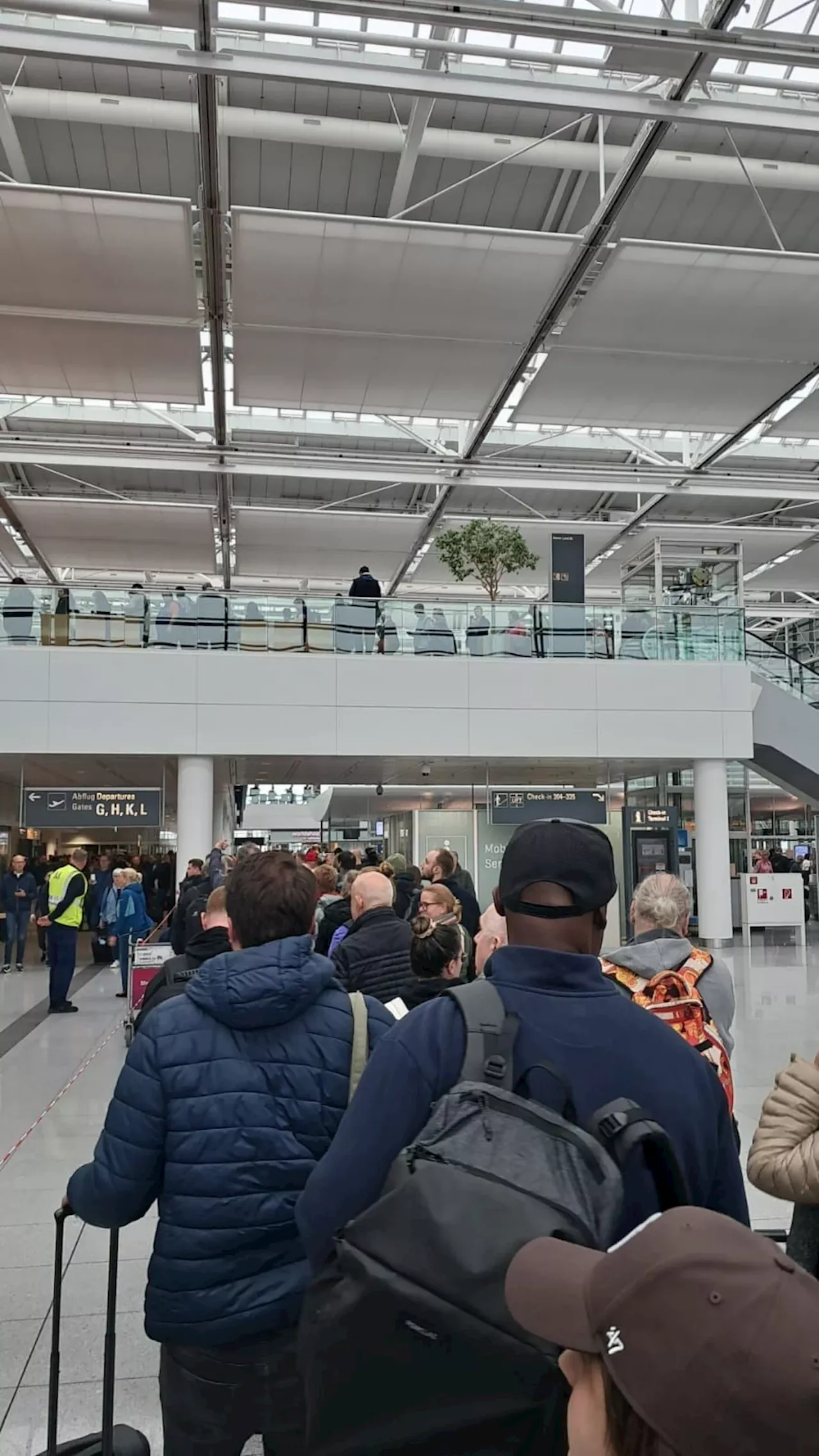 Mega-Schlange am Münchner Flughafen: Passagiere verpassen ihre Flüge