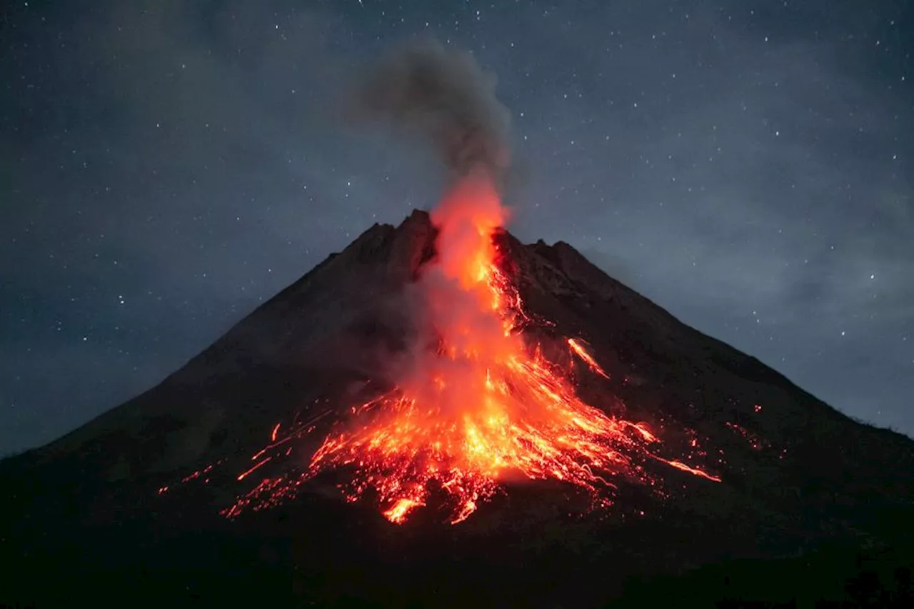 Gunung Merapi muntahkan lava sejauh 1.5 km