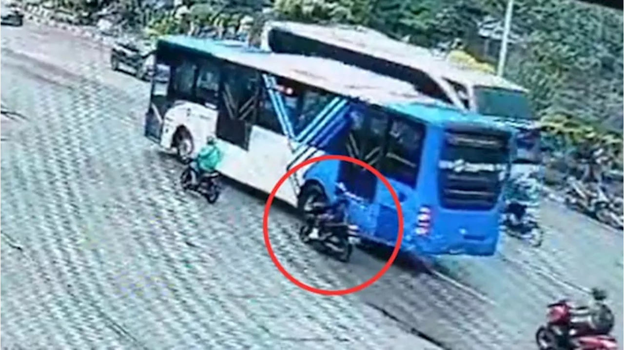 Viral, Detik-detik Mengerikan Pemotor Terlindas Bus Transjakarta di Sunter