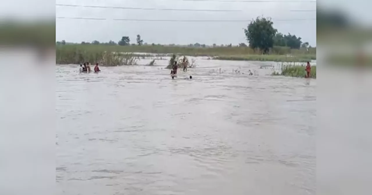 Bihar Flood: कोसी नदी में नाव पलटी, सवार थे करीब 18 लोग