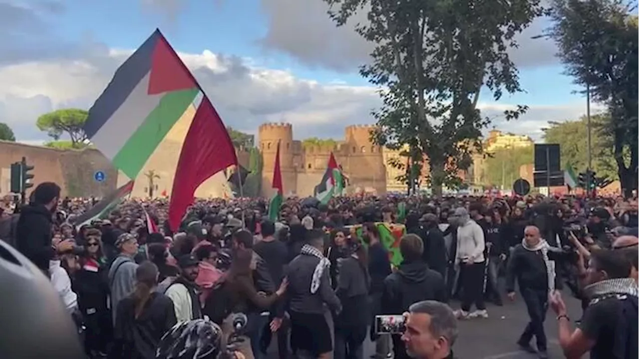 A Roma manifestazione pro-Palestina, scontri tra manifestanti e polizia