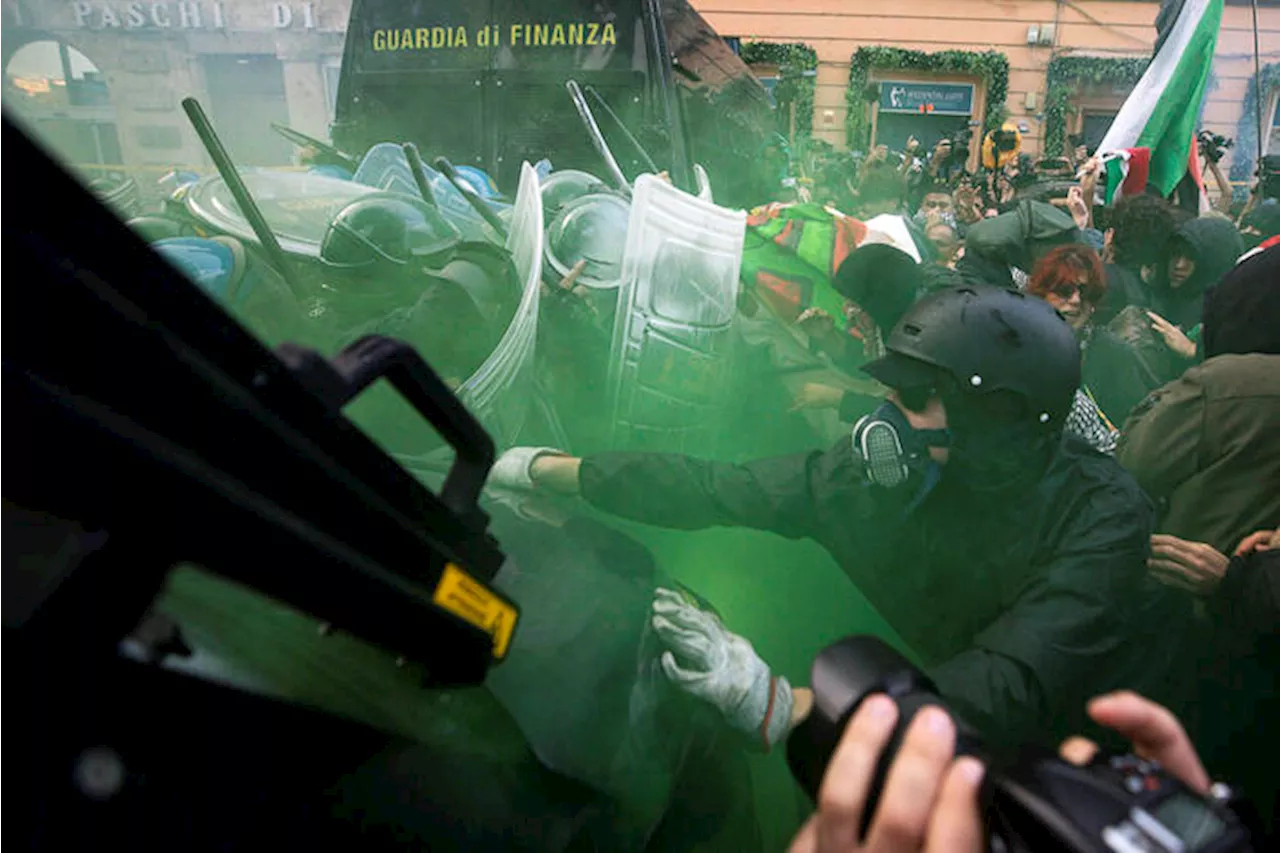 Corteo pro Palestina a Roma, scontri tra polizia e manifestanti. Feriti 24 agenti e una ragazza