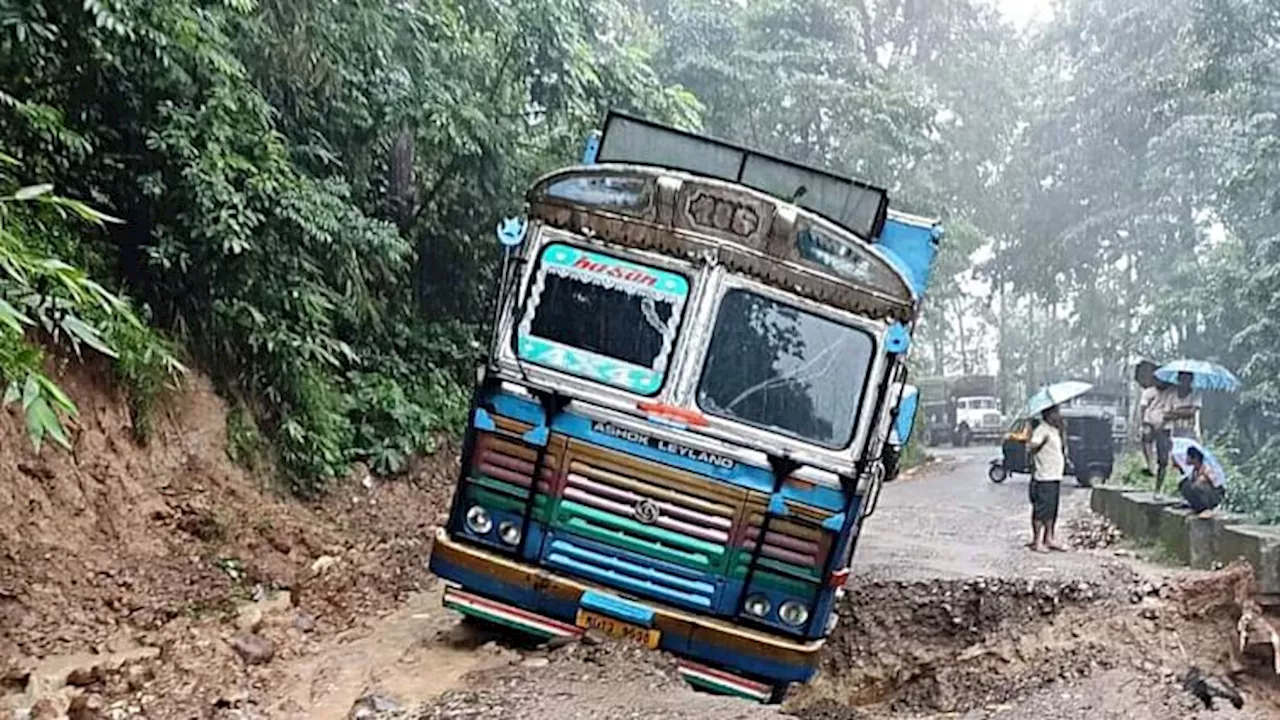 Flood: मेघालय में भारी बारिश ने मचाई भीषण तबाही, एक ही परिवार के सात लोगों समेत 10 की मौत