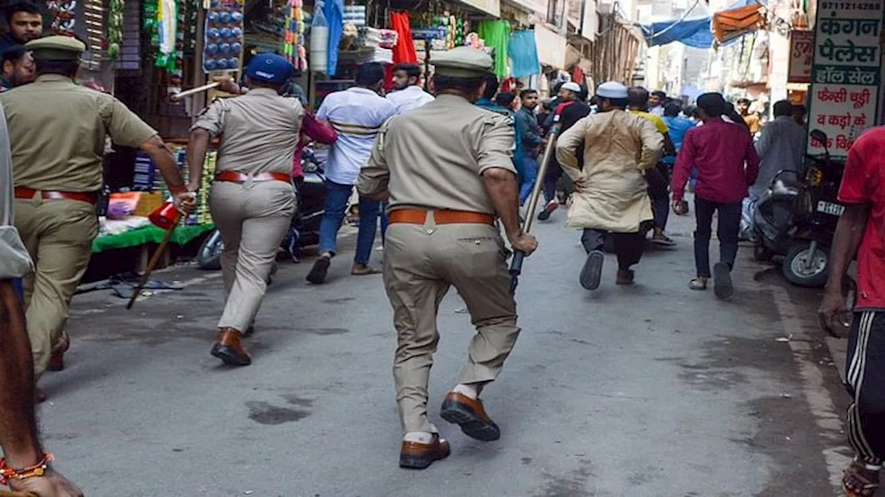 Ghaziabad: यति नरसिंहानंद के बयान पर दूसरे दिन भी बवाल, प्रदर्शन कर रहे लोगों को पुलिस ने खदेड़ा, पांच अरेस्ट