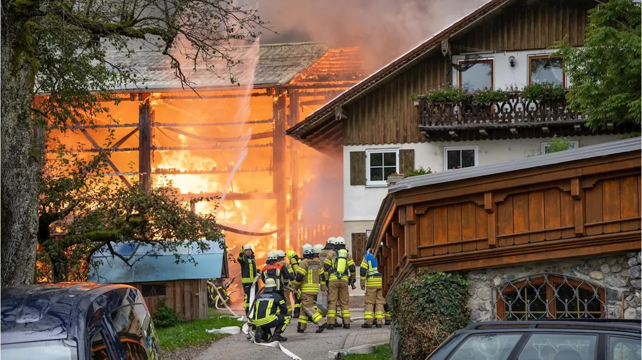 Großbrand in Eisenberg im Allgäu: Scheune in Flammen, Feuerwehr kämpft um Wohnhaus