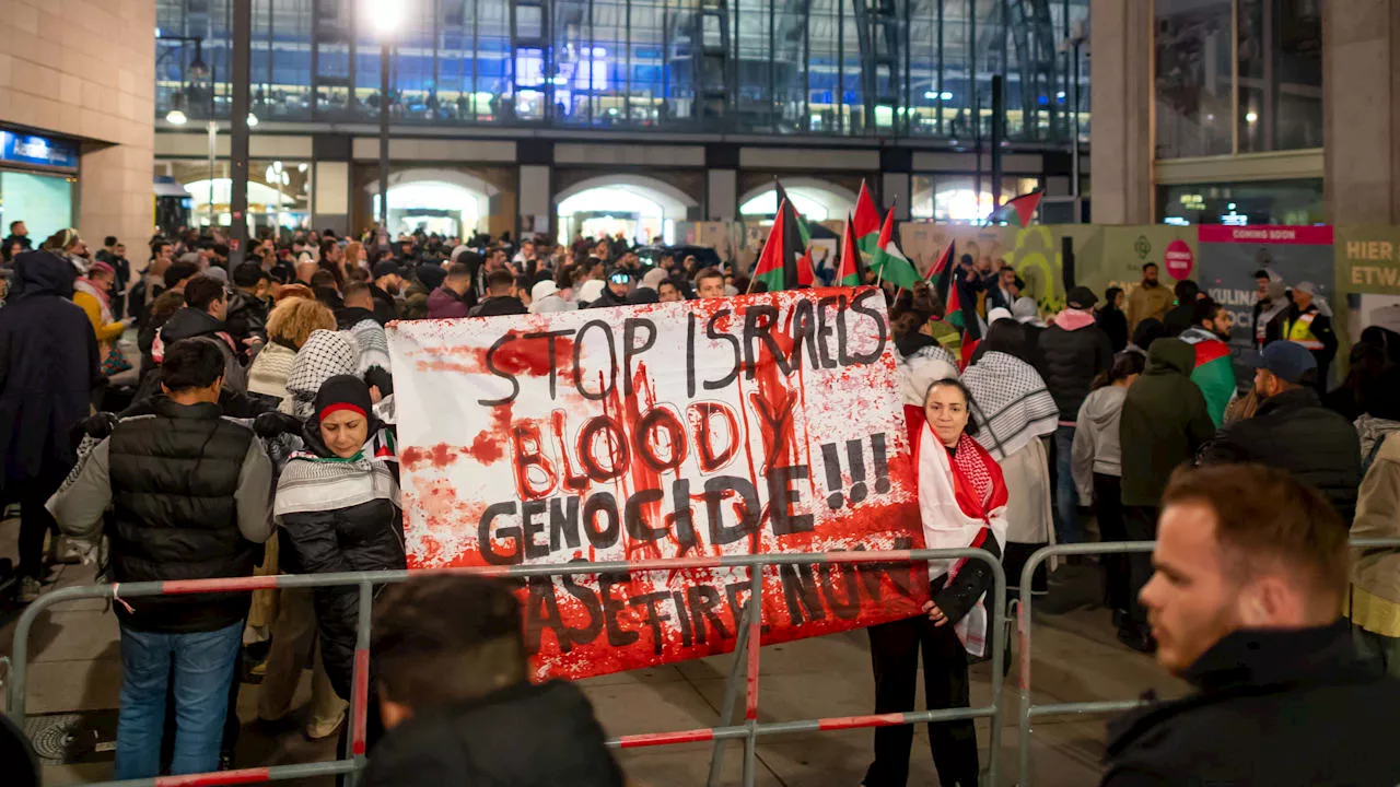 Demo am Berliner Alexanderplatz: Israel-Hasser schicken Kinder vor