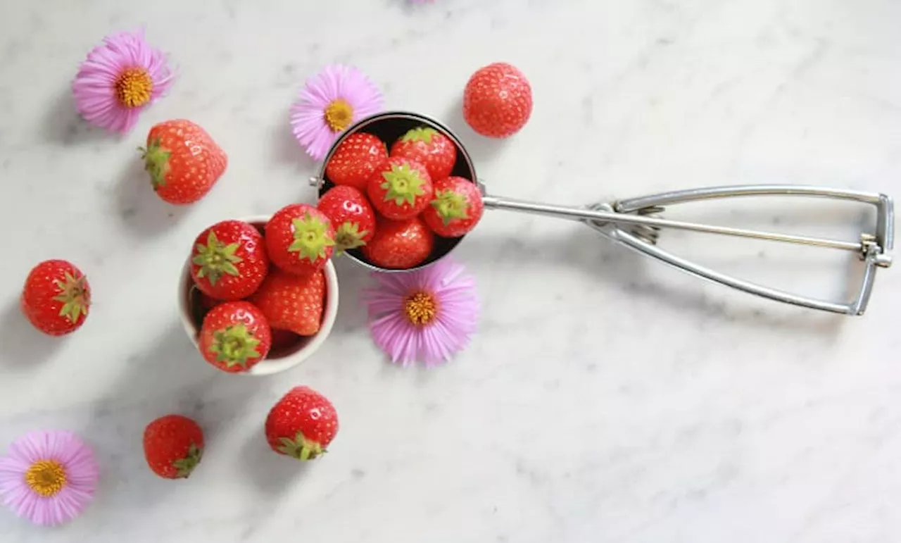 Is eating strawberries beneficial for brain health?