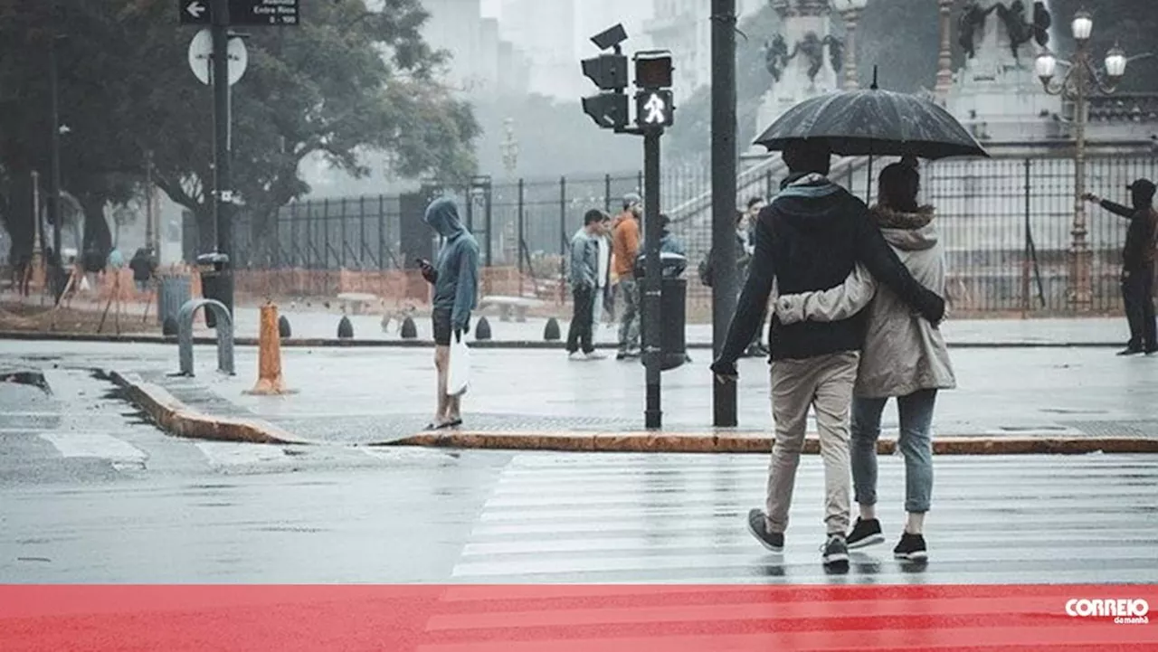 Rajadas de vento a 70 km/h e chuva forte: Proteção Civil emite aviso à população