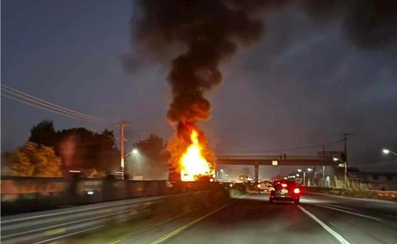 Bloquean carreteras de Aguascalientes con tráileres incendiados; militares detuvieron a 3 presuntos integrantes de grupo criminal