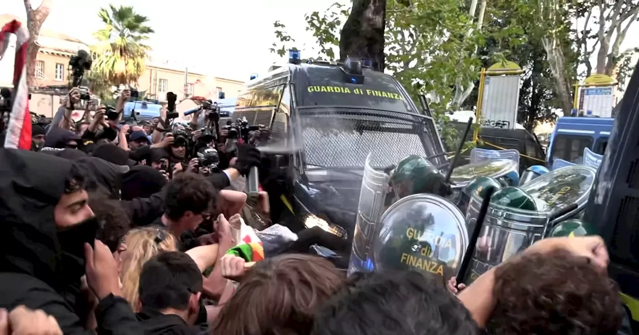 Violenti scontri al corteo pro Palestina a Roma: manganellate, lanci di bottiglia e bombe carta