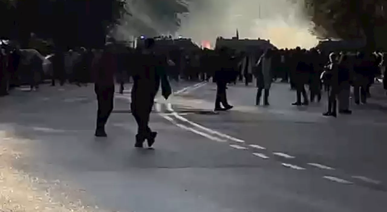 Gente in fuga dalla manifestazione pro-Palestina durante gli scontri a piazzale Ostiense