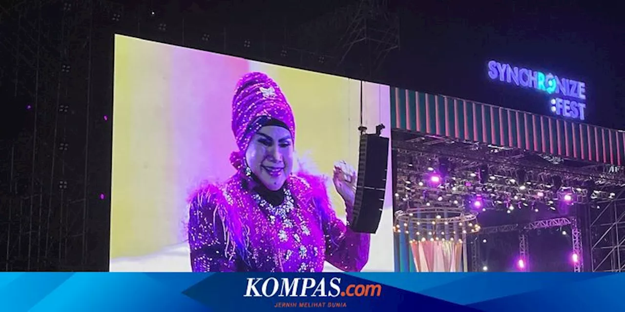 Dangdutan Bareng Elvy Sukaesih di Synchronize Fest 2024