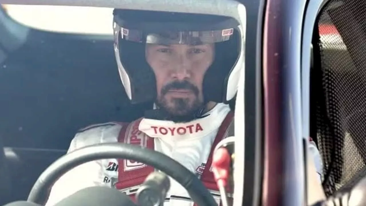 Ator Keanu Reeves estreia na Toyota GR Cup