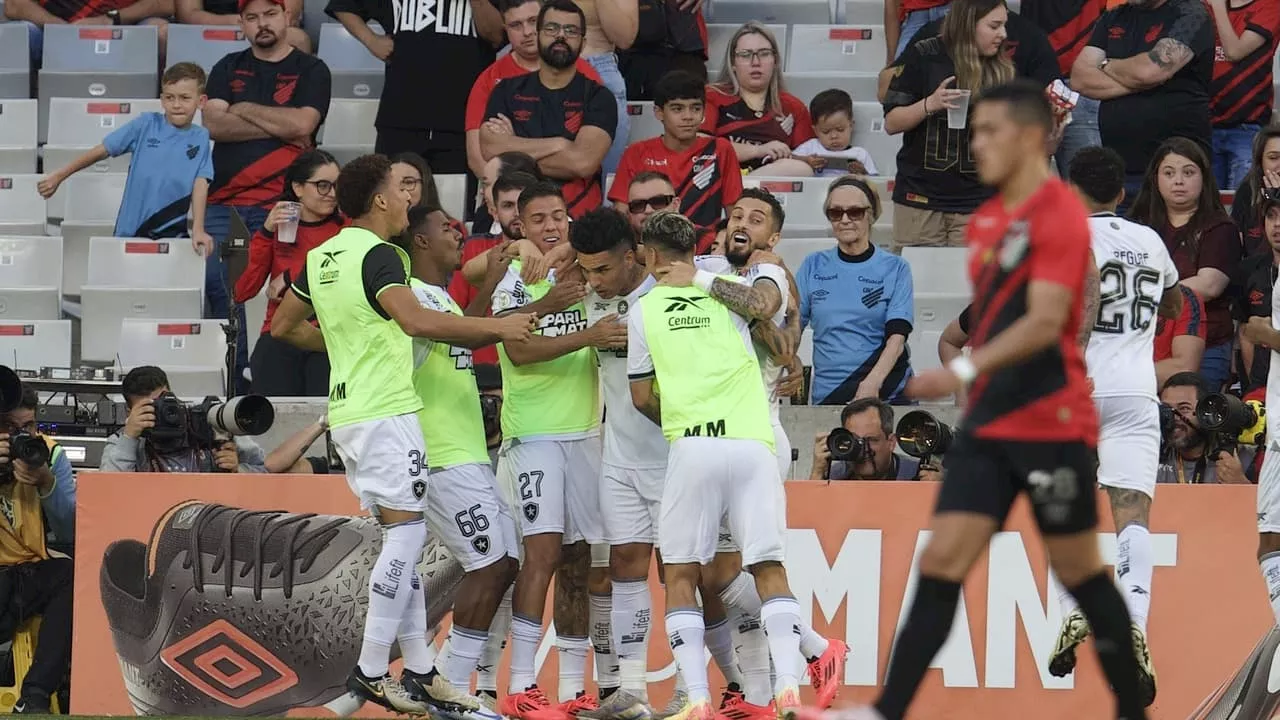 Igor Jesus decide, Botafogo vence o Athletico-PR e amplia liderança no Brasileirão