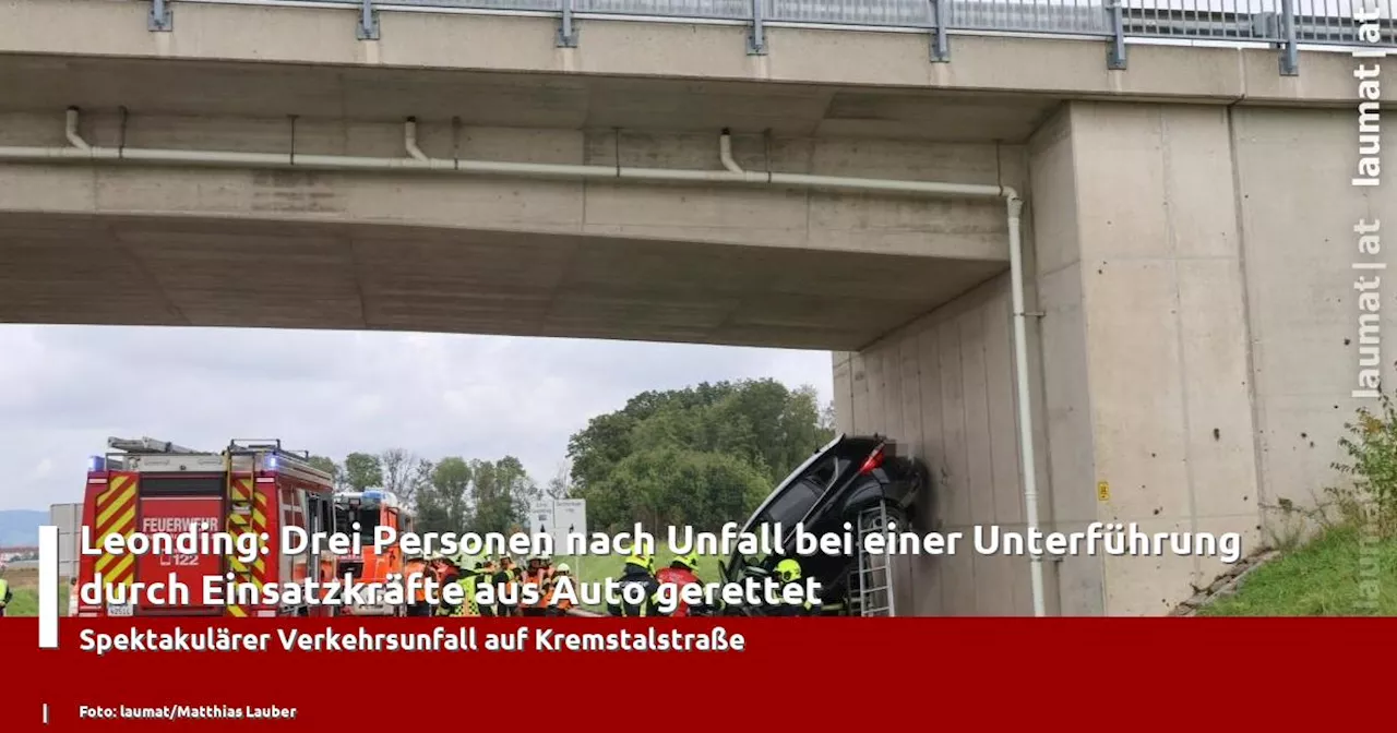 Leonding: Drei Personen nach Unfall bei einer Unterführung durch Einsatzkräfte aus Auto gerettet