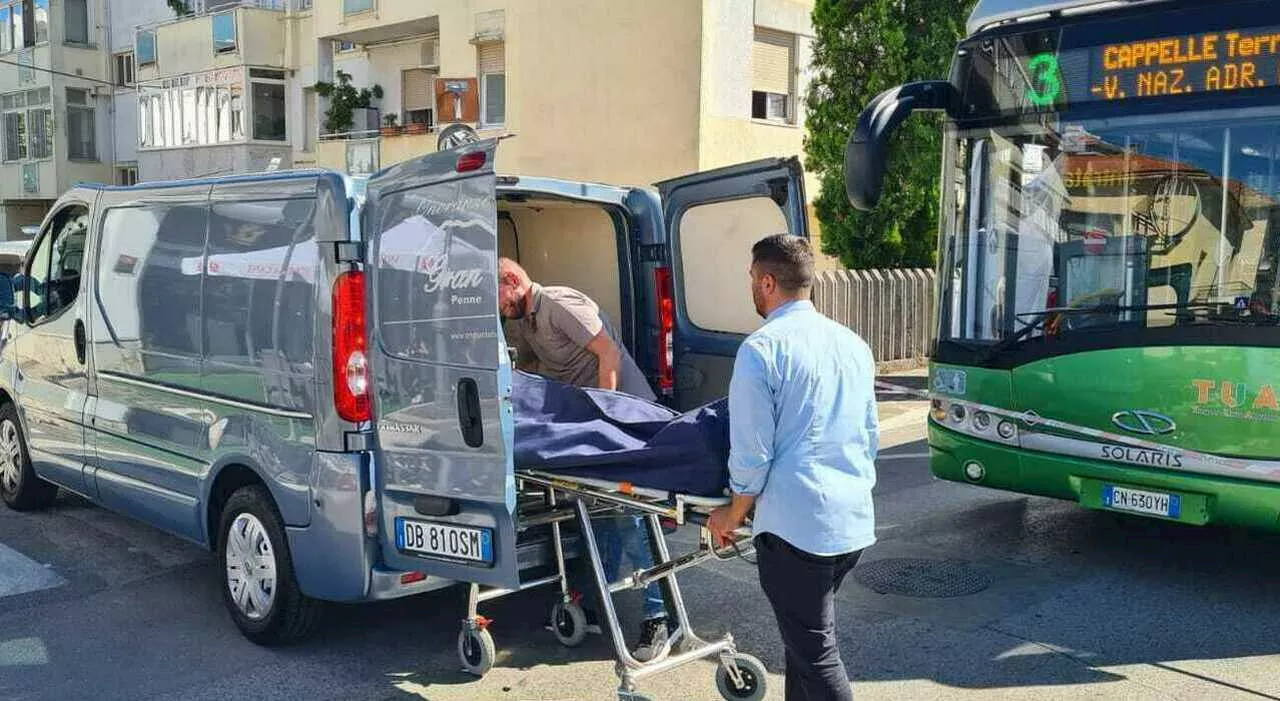 Passeggero cade e muore dopo la frenata del bus: ha sbattuto la testa sull'estintore, ci sono due indagati