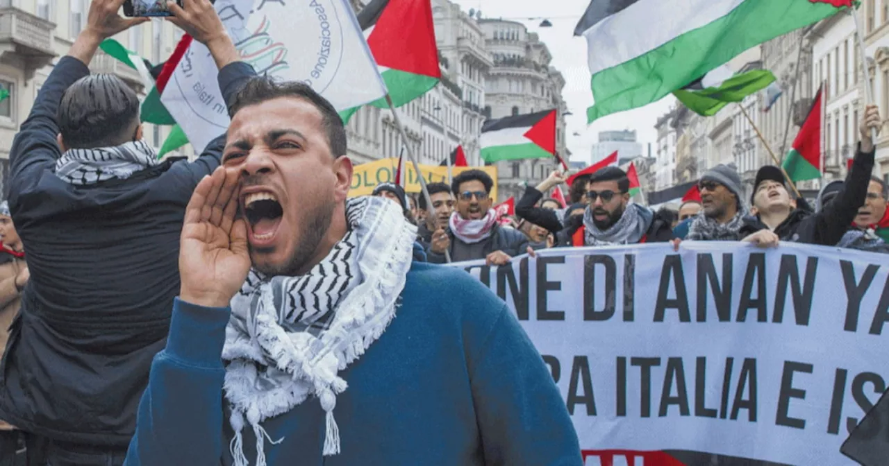 Estrema sinistra in piazza, &#034;cacciare israele&#034; e inni ai tagliagole: tensione alle stelle