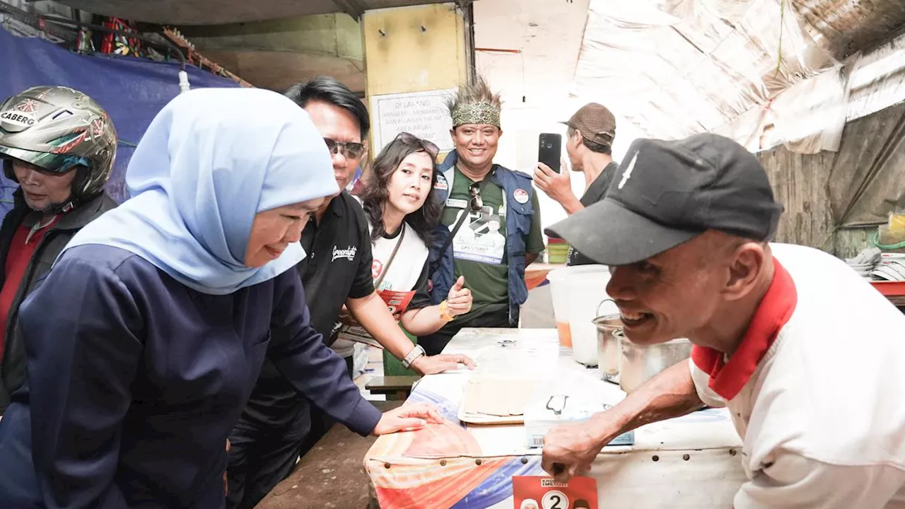 Ramai-ramai Pedagang Pasar Surabaya Pasang Stiker Khofifah-Emil